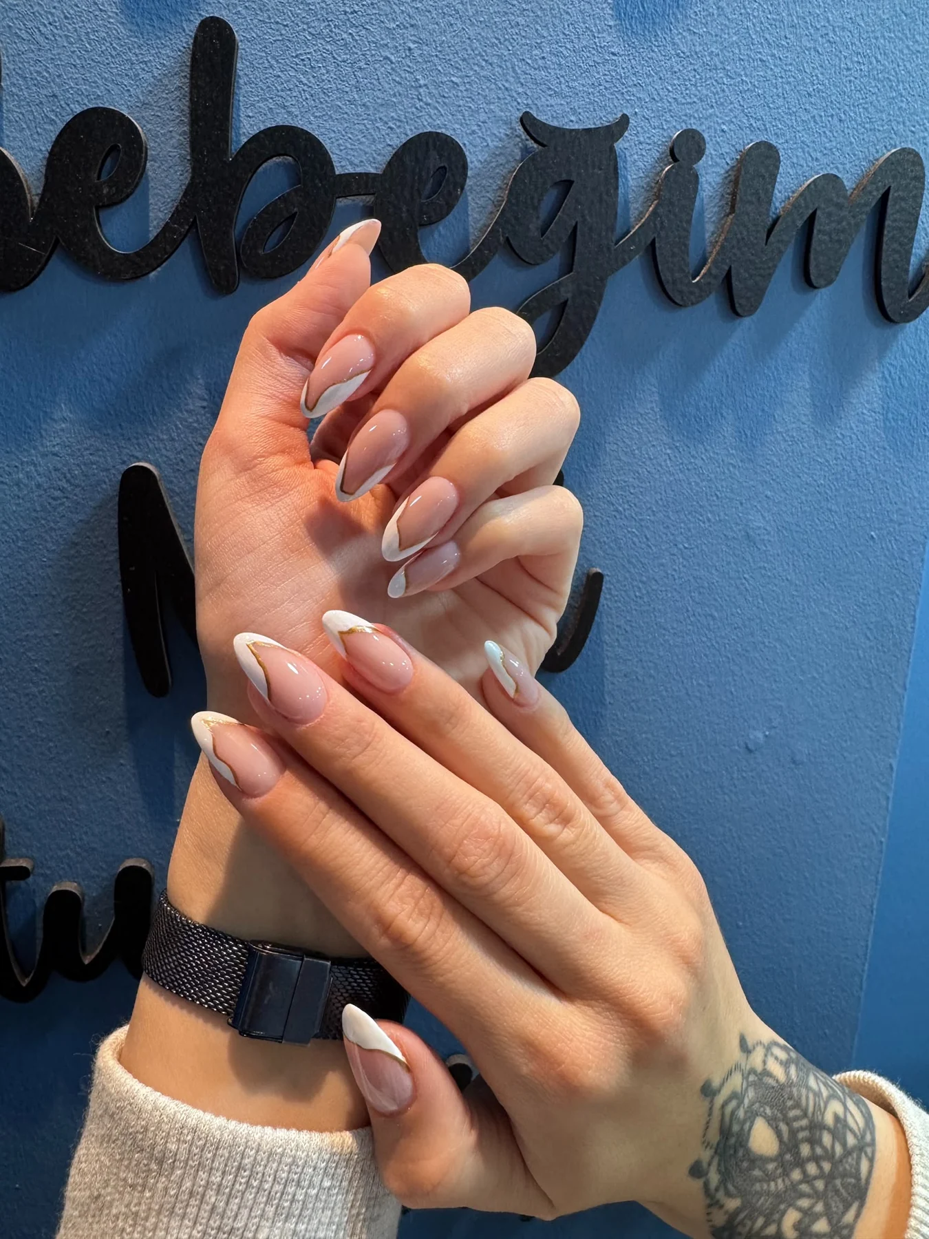 Nail Studio Gülşah beyaz ve altın detaylı nail art çalışması